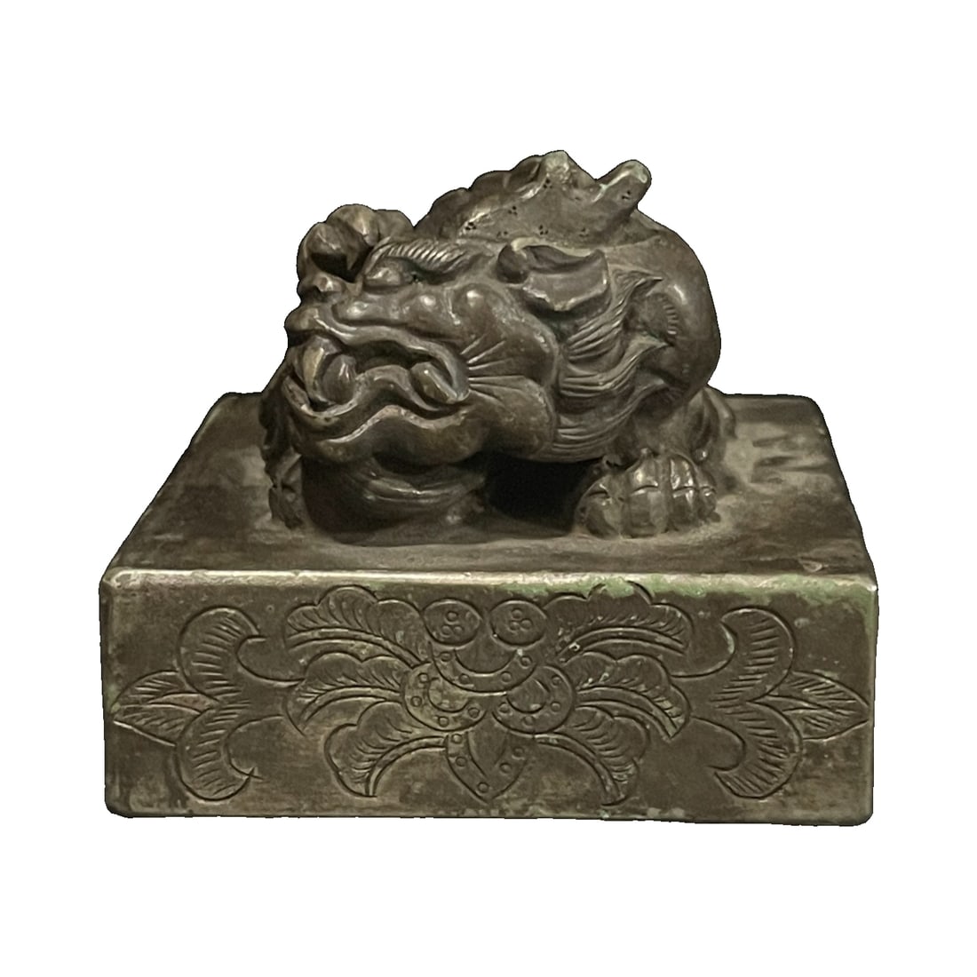 White Copper Gilded Silver Dragon Knob Seal: An antique white bronze seal with a silver-gilt dragon knob, featuring a solid design and a regular shape. The bronze material is of excellent quality, and the craftsmanship is meticulous. The four si