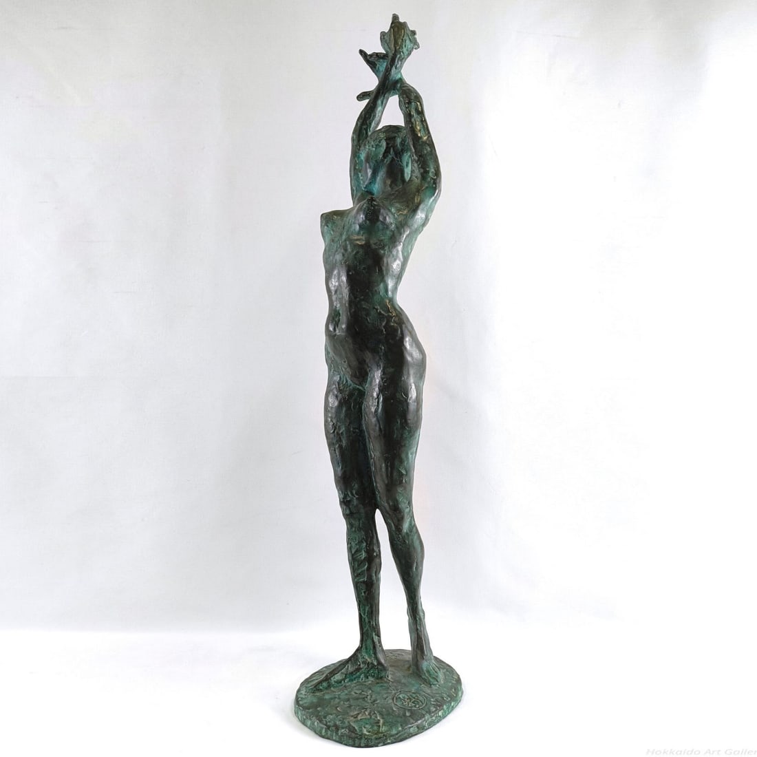 Hongo Shin, "SOkyU" Sculpture: HONGO Shin, "SOkyU" Sculpture The figure's light and dynamic posture as it gazes at the sky is breathtaking. The intense vitality and delicate body language are truly awe-inspiring. You can feel the e