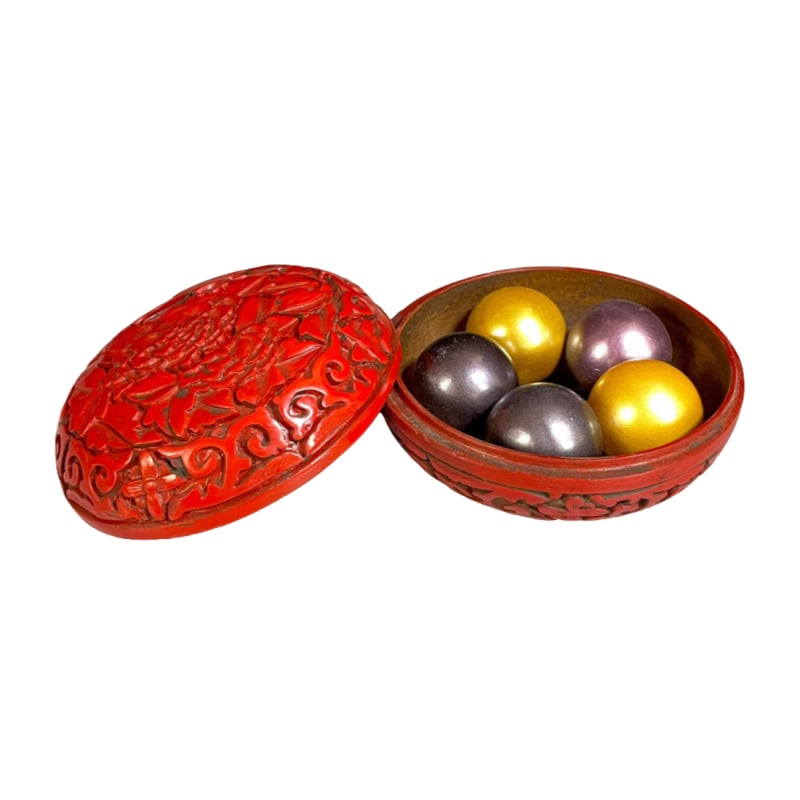 Collection of Pearl Shell Beads: A box of treasured mother-of-pearl beads, exquisitely crafted, suitable for collection or decoration. The lacquer box contains a set of mother-of-pearl beads. Each bead has a diameter of 3.0 cm, with 