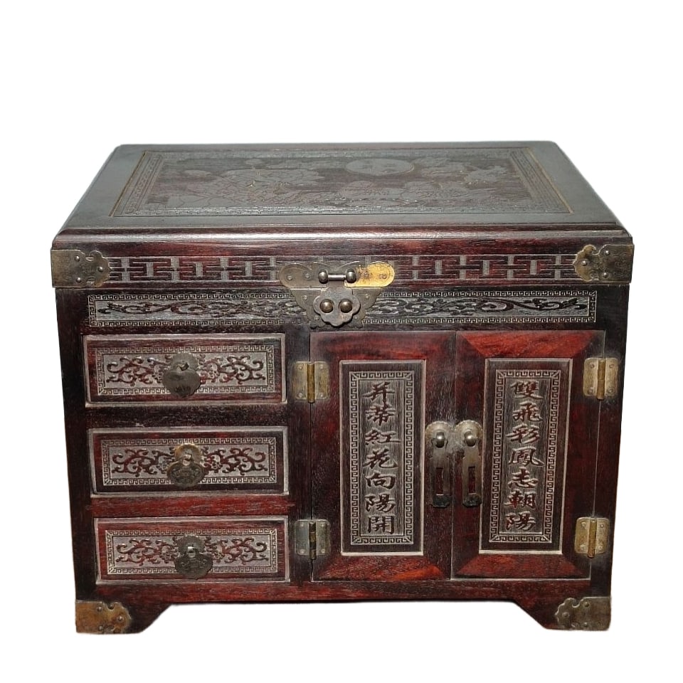 Antique Rosewood Jewelry Box: A treasured antique rosewood jewelry box, handcrafted with a copper-clad structure, symbolizing "a harmonious union for a hundred years." This official jewelry box ornament stands 23 centimeters high,