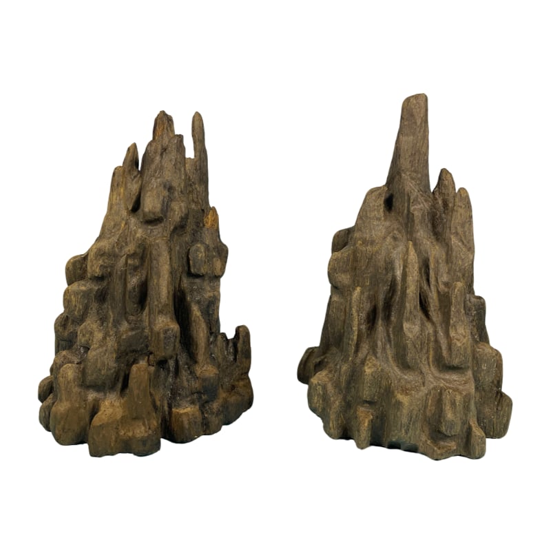 Century-old Agarwood Ornament from Nha Trang: Early acquisition of a century-old Agarwood (Aquilaria) sculpture from Nha Trang, exhibiting a medicinal fragrance with a rich oil content. It emits a subtle aroma that can calm the mind, soothe the