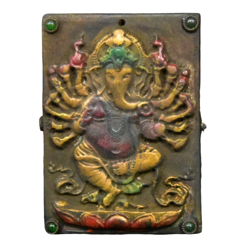 Meteorite Painted Buddha Amulet: This meteorite-painted Buddhist amulet has attracted the attention of many collectors with its unique material and exquisite painting craftsmanship. The surface of the amulet is vividly colored, with 