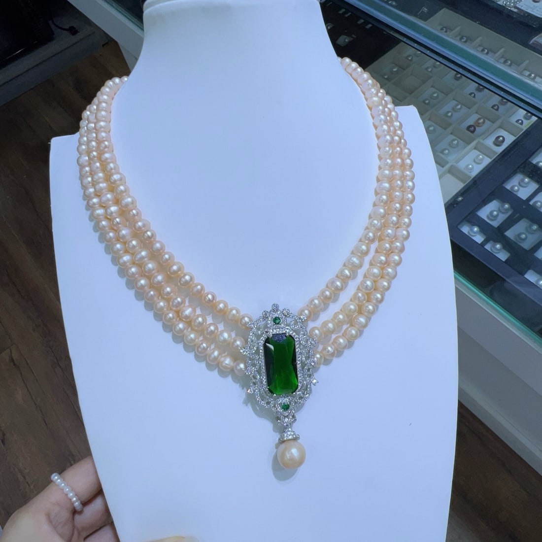 18K Gold-Plated Natural Pink Pearl Layered Necklace: This layered necklace of natural pink pearls exudes the luxury of rich gold and the elegance of cool white. The large-diameter pearls emit a strong luster, with nearly flawless perfect round shapes