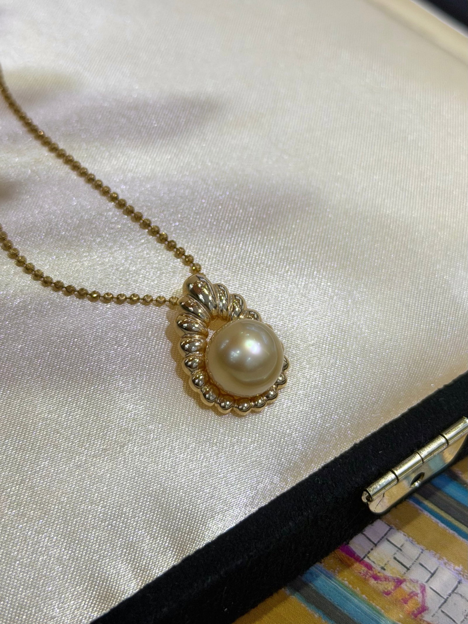 925 Silver Natural South Sea Gold Pearl Pendant: This pendant features a natural South Sea gold pearl with a diameter of 11-12mm, showcasing a rich golden hue. The pearl is nearly perfectly round with minimal blemishes, emitting a cool white luster.