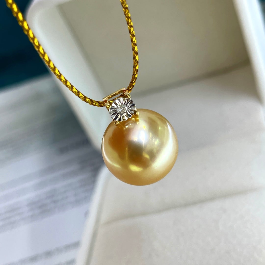 18K Gold Natural South Sea Golden Pearl Pendant: This pendant features a natural South Sea golden pearl from the Philippines, with a diameter of 13-12mm. It showcases a rich golden hue with nearly flawless luster and dazzling brilliance. The 18K gol