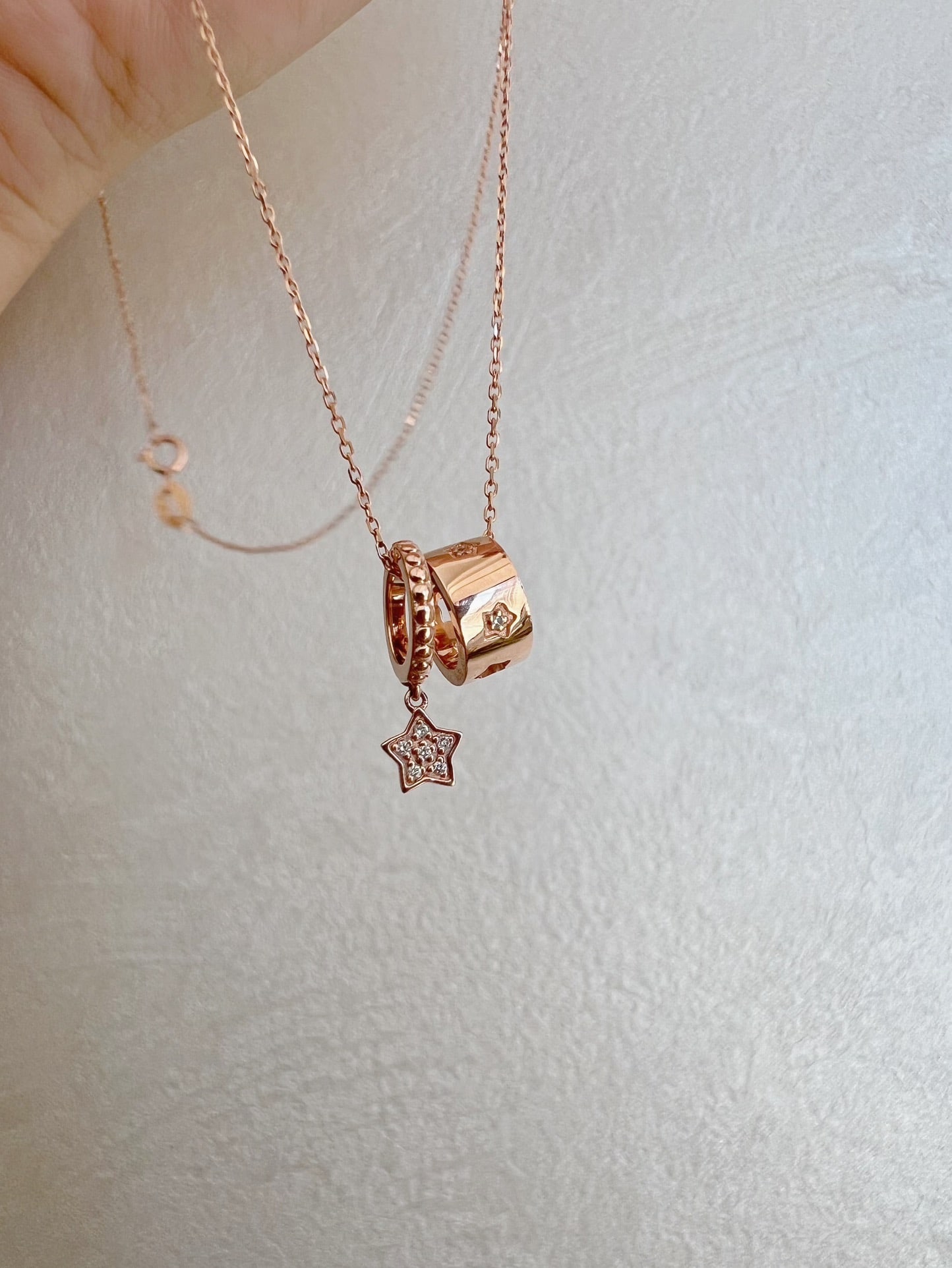 18K Gold Diamond Necklace: This 18K gold diamond necklace embodies infinite starlight, showcasing a natural rich gold luster and cool white tone. The necklace features exquisite design and craftsmanship, perfectly presenting th