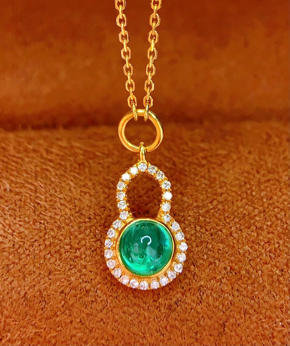 18K Gold Natural Emerald Necklace: This clavicle necklace is crafted from 18K gold and set with a natural emerald, radiating a rich golden and cool white luster. The large-diameter emerald center stone, paired with diamonds featuring v