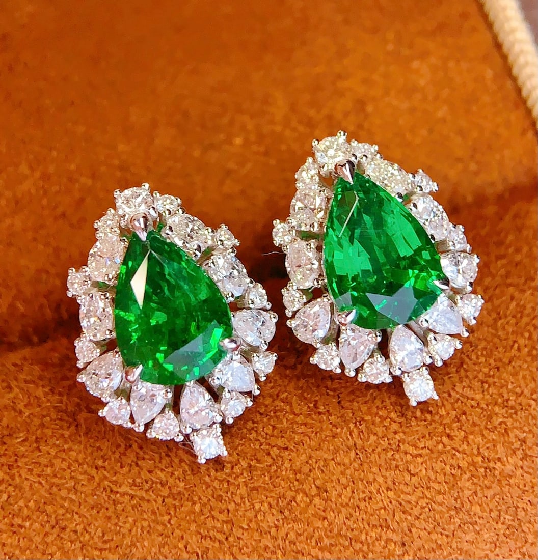 18K Gold Natural Tsavorite Earrings: These earrings feature natural tsavorite as the main stone, showcasing a perfect blend of rich gold and cool white. The Posidonia green hue of the tsavorite shines brilliantly under light, with its mi