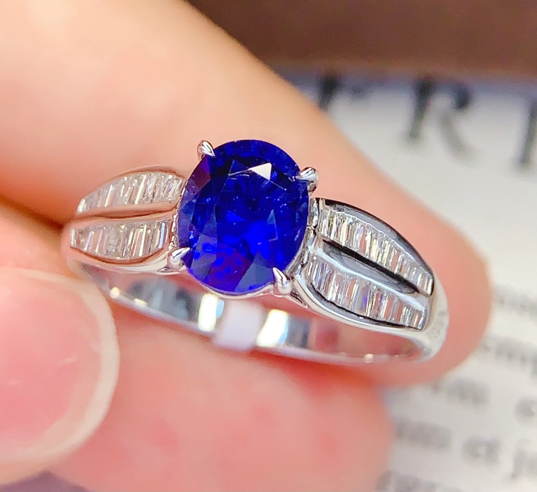 18K Gold Natural Sapphire Ring: This ring features a natural sapphire as the main stone, showcasing a rich gold and cool white hue, perfectly highlighting the flawless texture of the large-diameter gemstone. The perfectly round sett