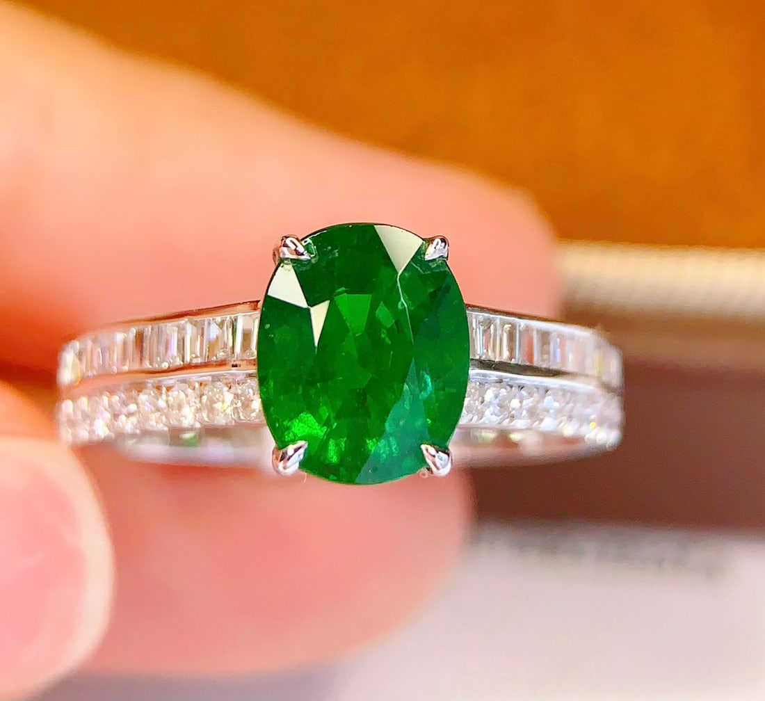 18K Gold Natural Tsavorite Ring: This ring features a natural tsavorite as the centerpiece, showcasing a perfect blend of rich gold and cool white. The large diameter tsavorite exudes a captivating Posidonia green hue, with an almost