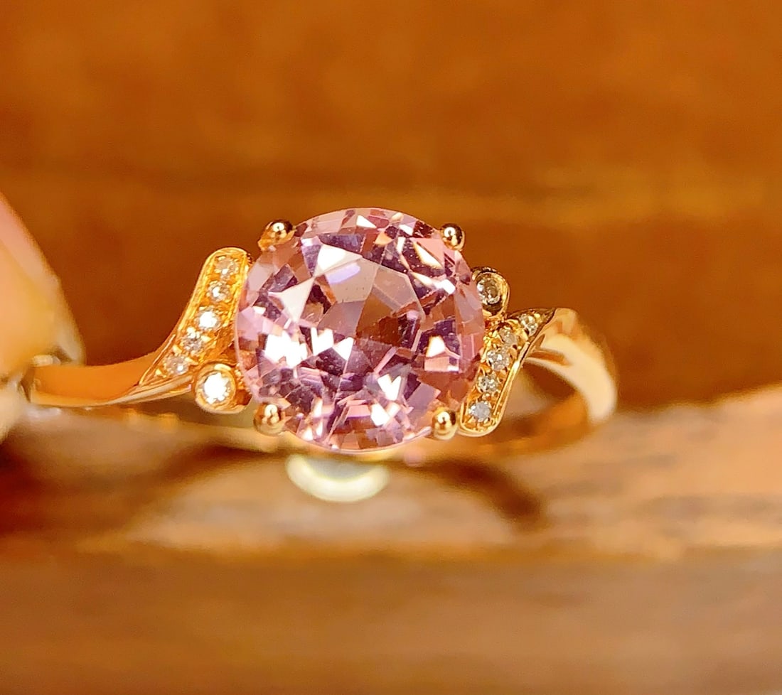 18K Gold Natural Tourmaline Ring: This ring features a natural tourmaline as its center stone, showcasing a rich golden hue and cool white luster. The large-diameter tourmaline, with extremely minor inclusions and a perfectly round cu
