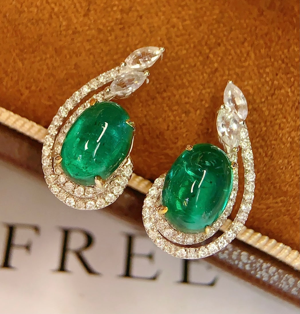18K Gold Natural Emerald Earrings: These earrings feature a natural emerald, showcasing a rich golden luster and a cool white texture. A large-diameter emerald center stone is surrounded by diamonds with very minor inclusions, and the 