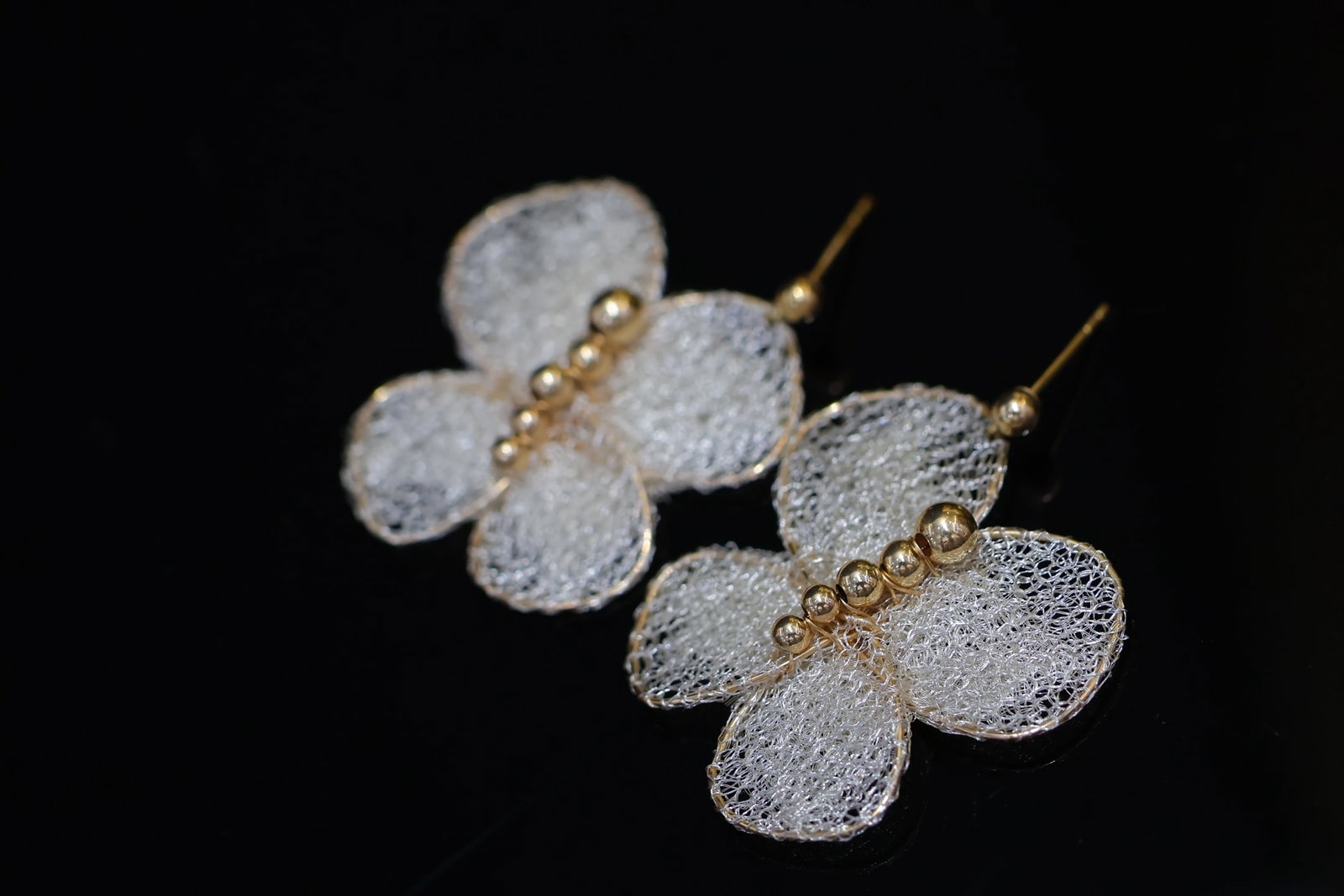 Lace Earrings: These earrings feature imported material combined with Italian lace craftsmanship, showcasing a rich golden hue and cool white texture. The large diameter design makes it a focal point, perfectly embo