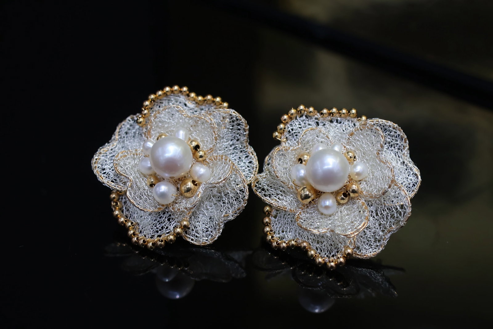 14K Gold Filled Natural Edison Pearl Earrings: These earrings feature exquisite lace craftsmanship paired with natural Edison pearls, showcasing a rich golden hue and a cool white sheen. The large-diameter pearls are nearly flawless, perfectly rou