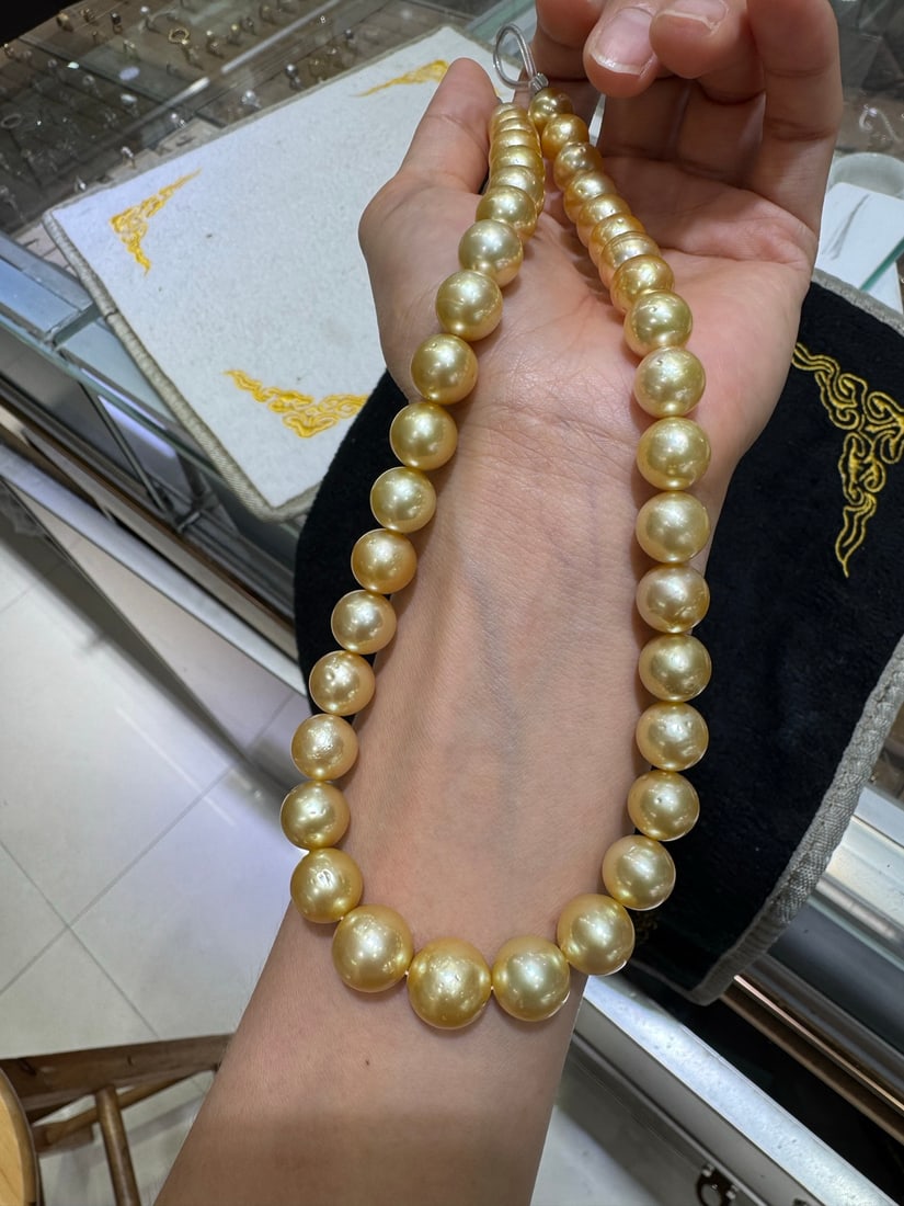 Gold and pearl necklace: This necklace features natural golden pearls with a cool white luster. The pearls have a large diameter of 9.5-12.2mm, perfectly round and with a strong shine, possessing minimal blemishes that do not