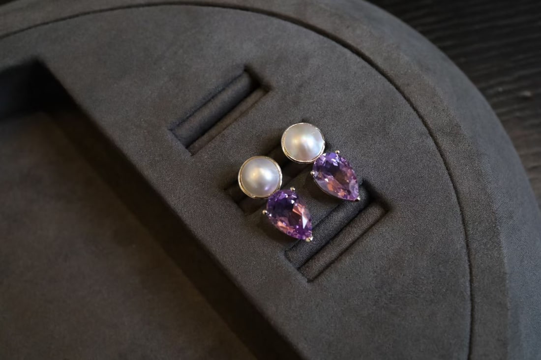 Pure natural seawater mabe earrings: Pure natural seawater mabe earrings, exuding a sense of simplicity and sophistication. Each pearl and crystal is carefully selected for its natural luster and texture. The sterling silver setting adds