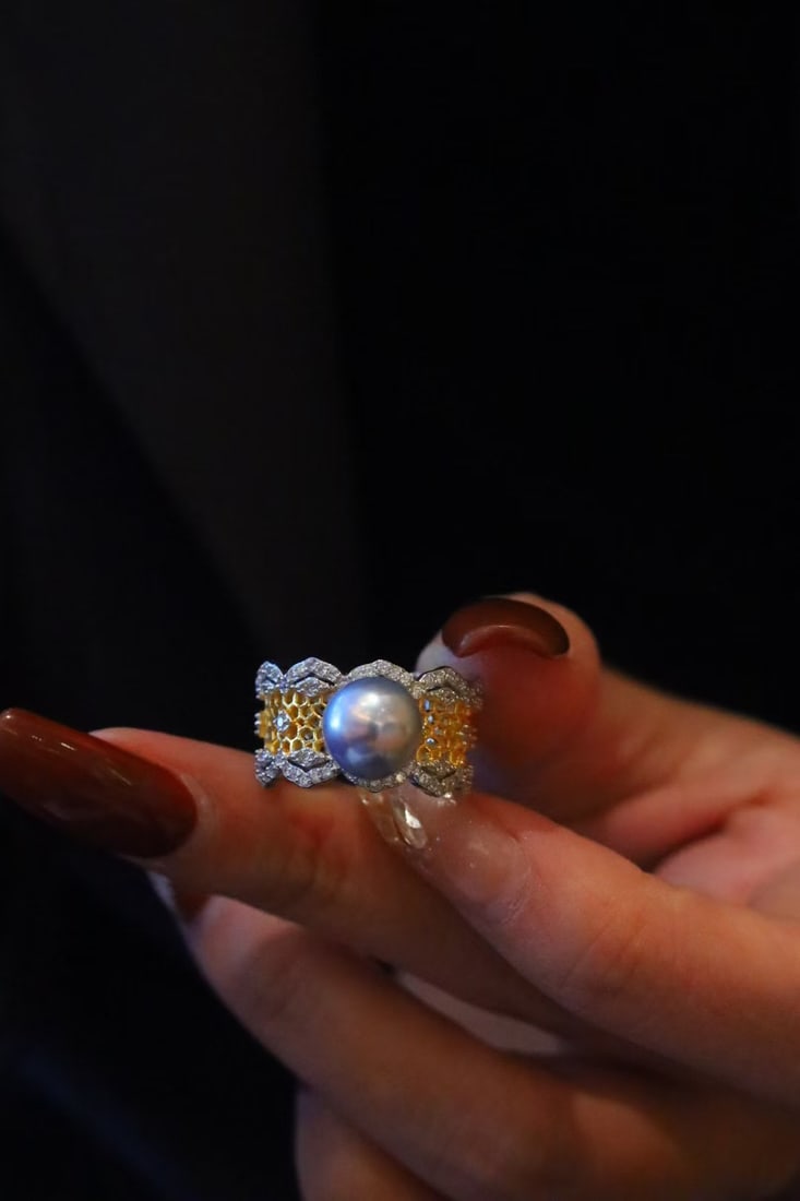 Gold-Plated Seawater Pearl Ring: This ring features gold-plated sterling silver, showcasing a rich golden luster. The large seawater pearl, with a diameter of 8mm, combines a cool white sheen with an almost flawless texture, presenti