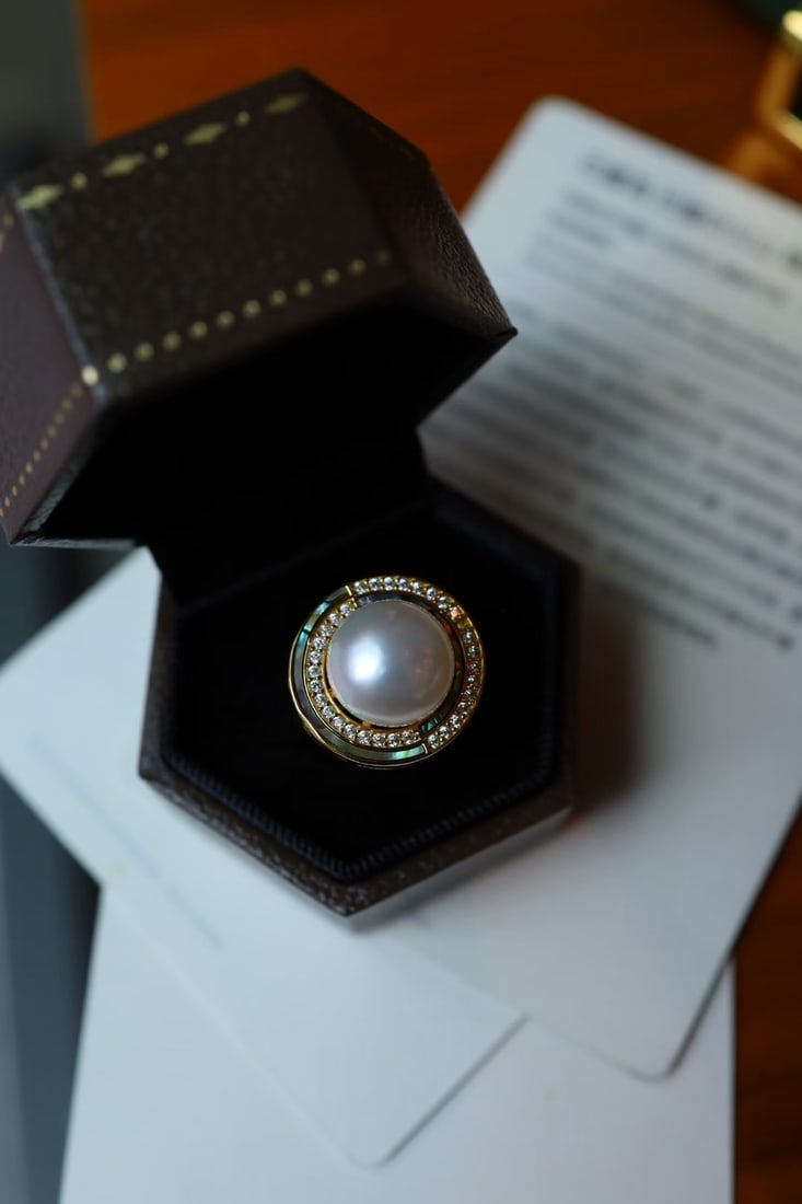S925 Silver Gold-Plated Natural Pearl Ring: This ring features a natural pearl as the centerpiece, showcasing an elegant contrast of rich gold and cool white. The pearl's minimal blemishes and perfect round shape exude a noble texture. Set in a