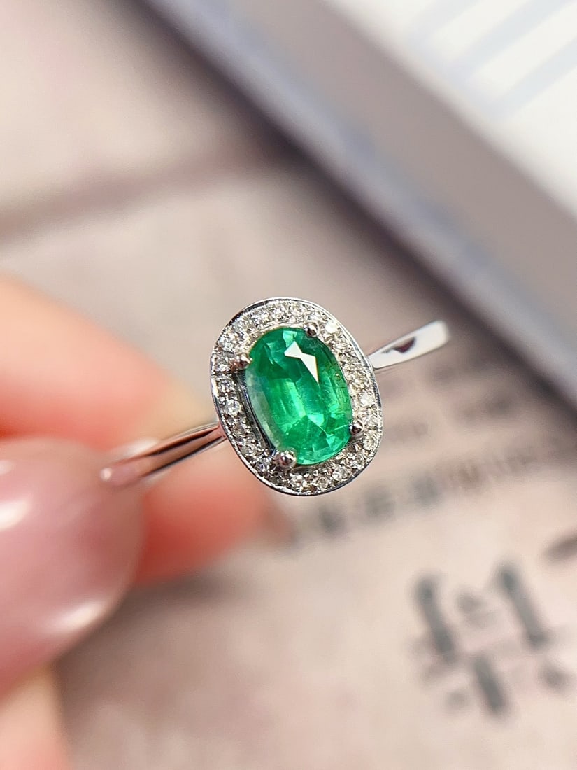 18K Gold Natural Emerald Ring: This ring, crafted in 18K gold, features a natural emerald with a refreshing green hue. The main stone is approximately 0.6 carats, complemented by 24 diamonds. Its classic and elegant design showcase