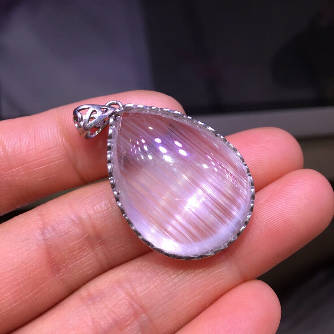 Sterling Silver Natural White Topaz Pendant: This pendant features a natural white topaz with a clean crystal and strong cat's eye effect. It is set in sterling silver, showcasing the gem's cool white luster and texture. Freight: 1.International