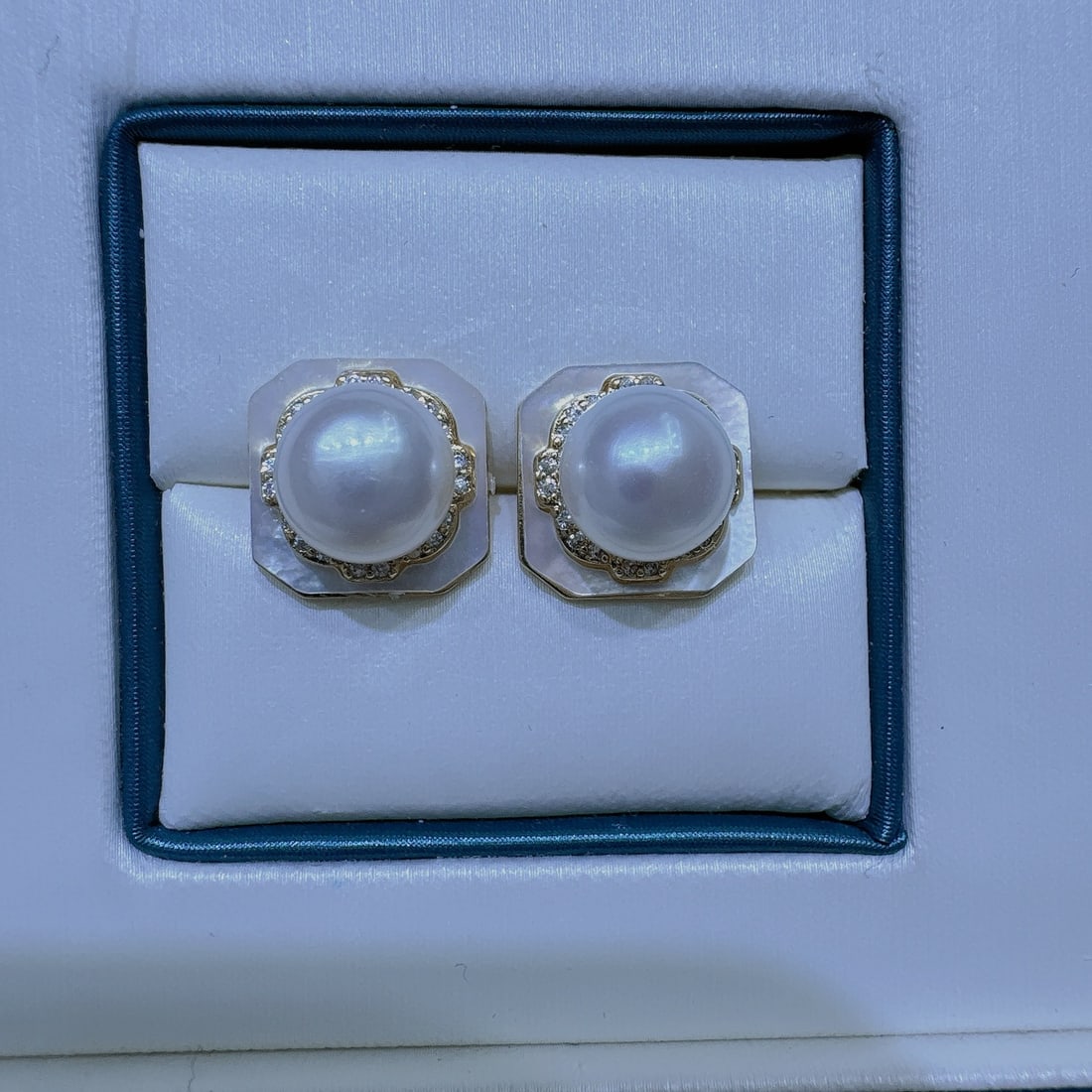 S925 Silver Natural Freshwater Pearl Earrings: These earrings feature 8-9mm high-quality freshwater pearls, with a full shape and minimal blemishes, exuding a strong luster. The luxurious double-layer design is perfectly combined with a golden bas
