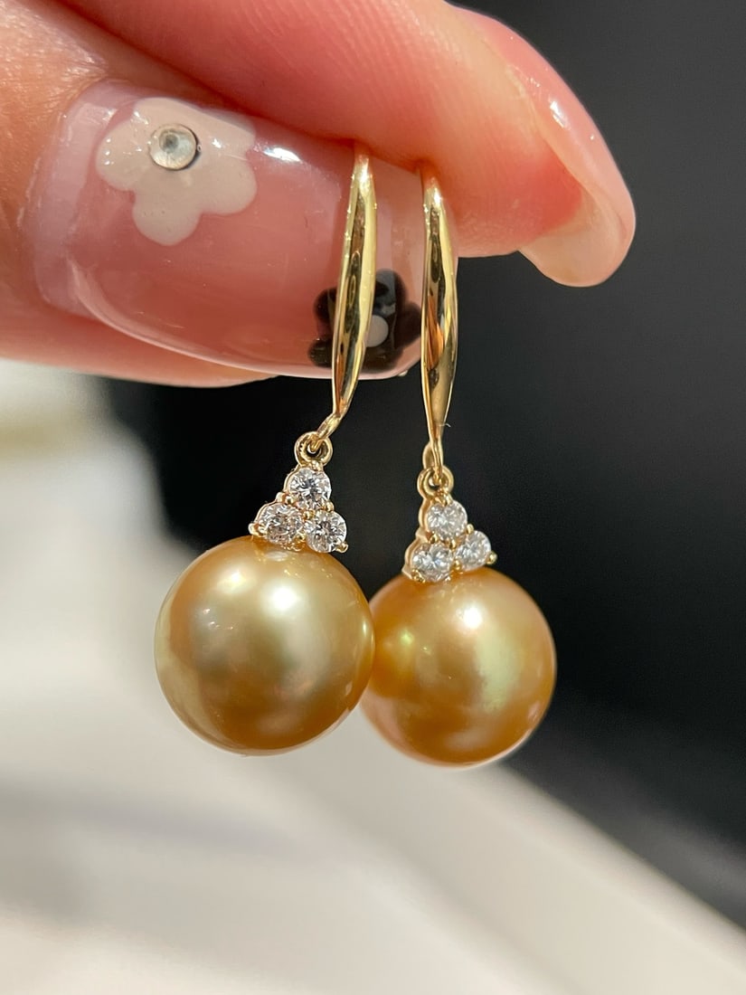 925 Sterling Silver Natural Gold Pearl Earrings: These earrings feature 925 sterling silver set with natural gold pearls, showcasing a rich golden hue. The pearls have a diameter of 9-10mm, exhibiting a perfect round shape with minimal blemishes, ra
