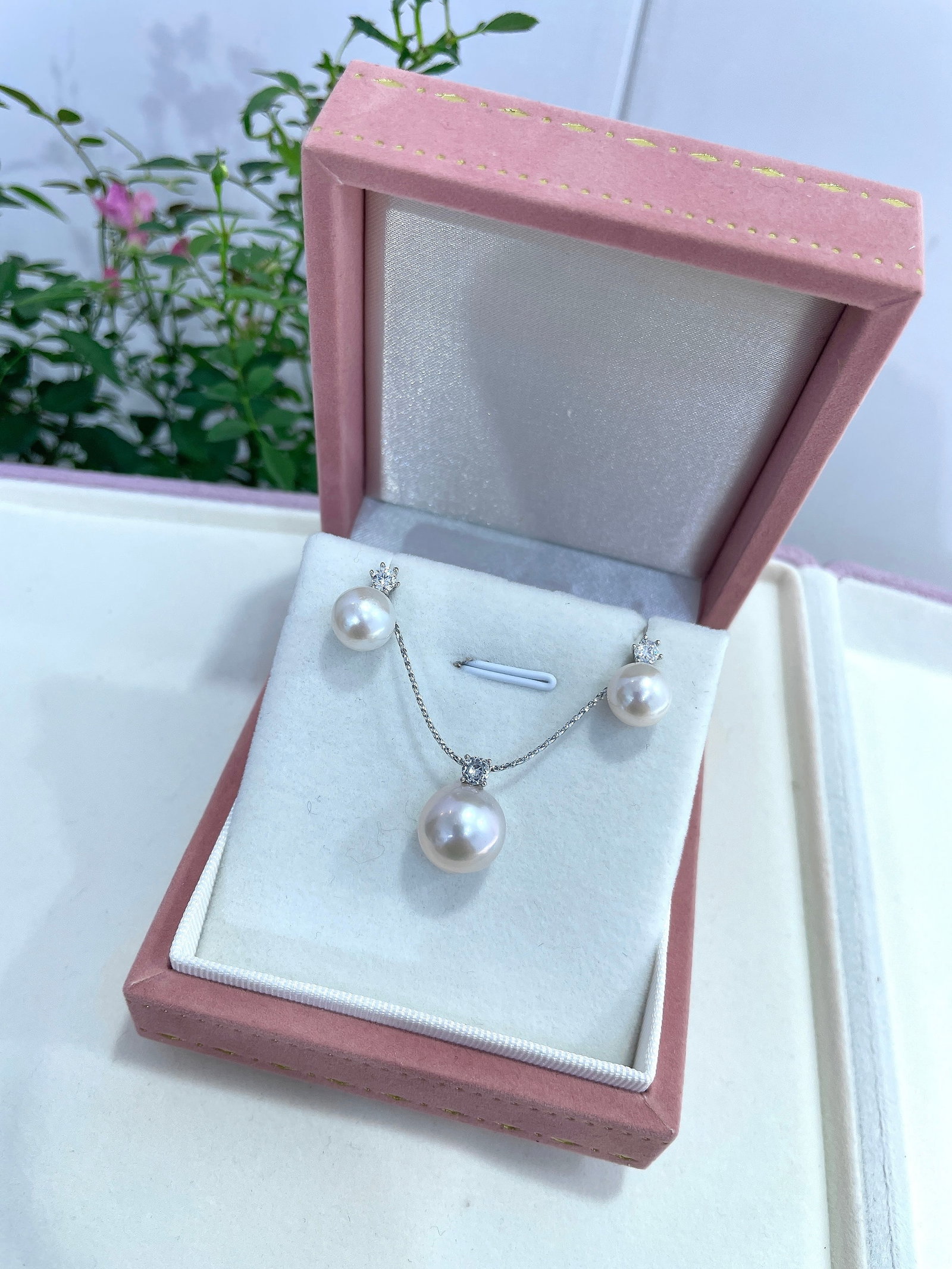 925 Silver Freshwater Pearl Set: This 925 silver freshwater pearl set is renowned for its classic Lady Di design, perfectly showcasing the natural luster and texture of the pearls. The pearls are nearly perfectly round with minimal b