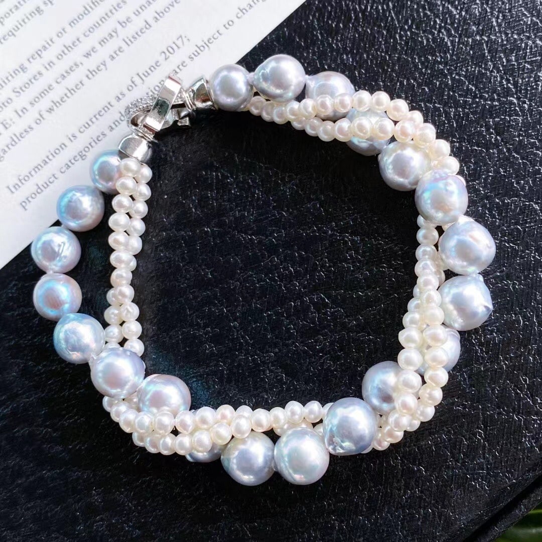 18K Gold Natural Akoya Baroque Pearl Bracelet: This bracelet features natural Japanese Akoya Baroque pearls, with a diameter of 7-8MM, showcasing a rich golden and cool white luster. The pearls' minimal blemishes and perfect round shape give it a 