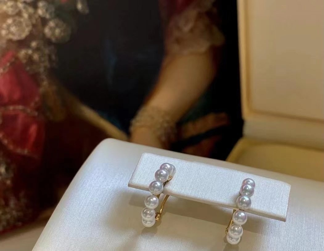 925 Silver Natural Pearl Earrings: These earrings are crafted from 925 silver with natural pearls, featuring a pearl diameter of 3-4mm. The design is classic and versatile, suitable for various occasions. Freight: 1.International Freig