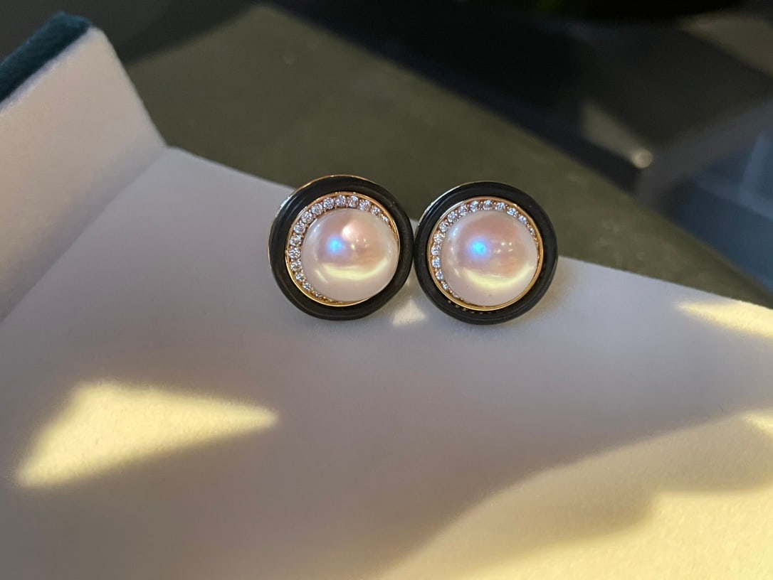 Sterling Silver Natural Freshwater Pearl Earrings: These earrings exude the unique charm of Chanel style. The exceptionally bright natural freshwater pearls are 8-9mm in diameter, and the earrings are 15mm in length, paired with sterling silver posts,