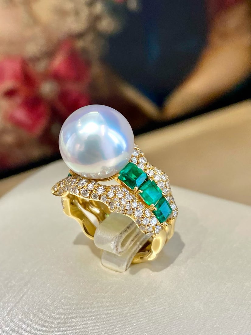 925 Silver Natural Pearl Ring: This ring features a 925 silver base set with an 11-12mm natural Edison pearl, showcasing a cool white luster. The large diameter and minimal blemishes of the pearl perfectly complement its round shap