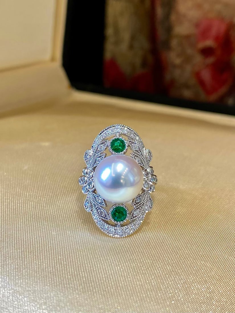 925 Silver Natural Pearl Ring: This ring is inspired by the classic elegance of antique jewelry, meticulously crafted in 925 silver. The pearl, with a diameter of 11-12mm, exhibits high-quality minimal blemishes, with a mirror-like
