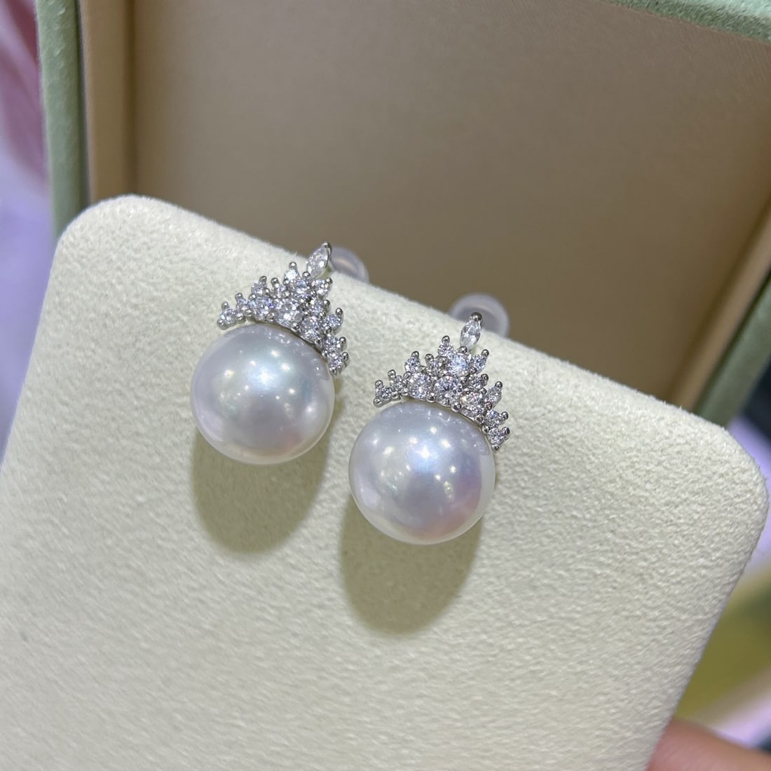 S925 Silver Natural Edison Pearl Earrings: These earrings feature natural Edison pearls with a rich golden and cool white luster. The pearls are large, with a diameter of 11-12MM, nearly perfectly round, and exhibit minimal blemishes. The exqu
