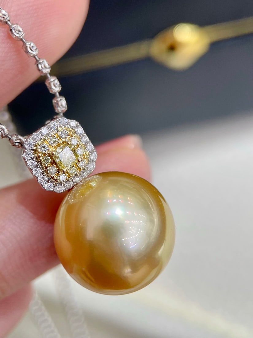 18K Gold Natural South Sea Golden Pearl Pendant: This pendant features a natural South Sea golden pearl with a rich golden hue, complemented by yellow diamonds for an opulent and elegant look. The pearl has a large diameter of 14MM, perfectly round 
