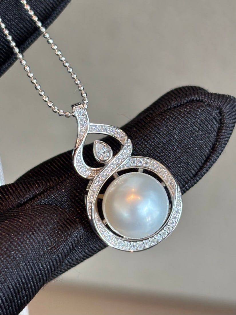 Sterling Silver Natural White Pearl Pendant: This pendant features a natural white pearl with a diameter of 10-11mm, showcasing a full luster and minimal blemishes. Crafted in sterling silver, it perfectly complements the pearl's cool white shee