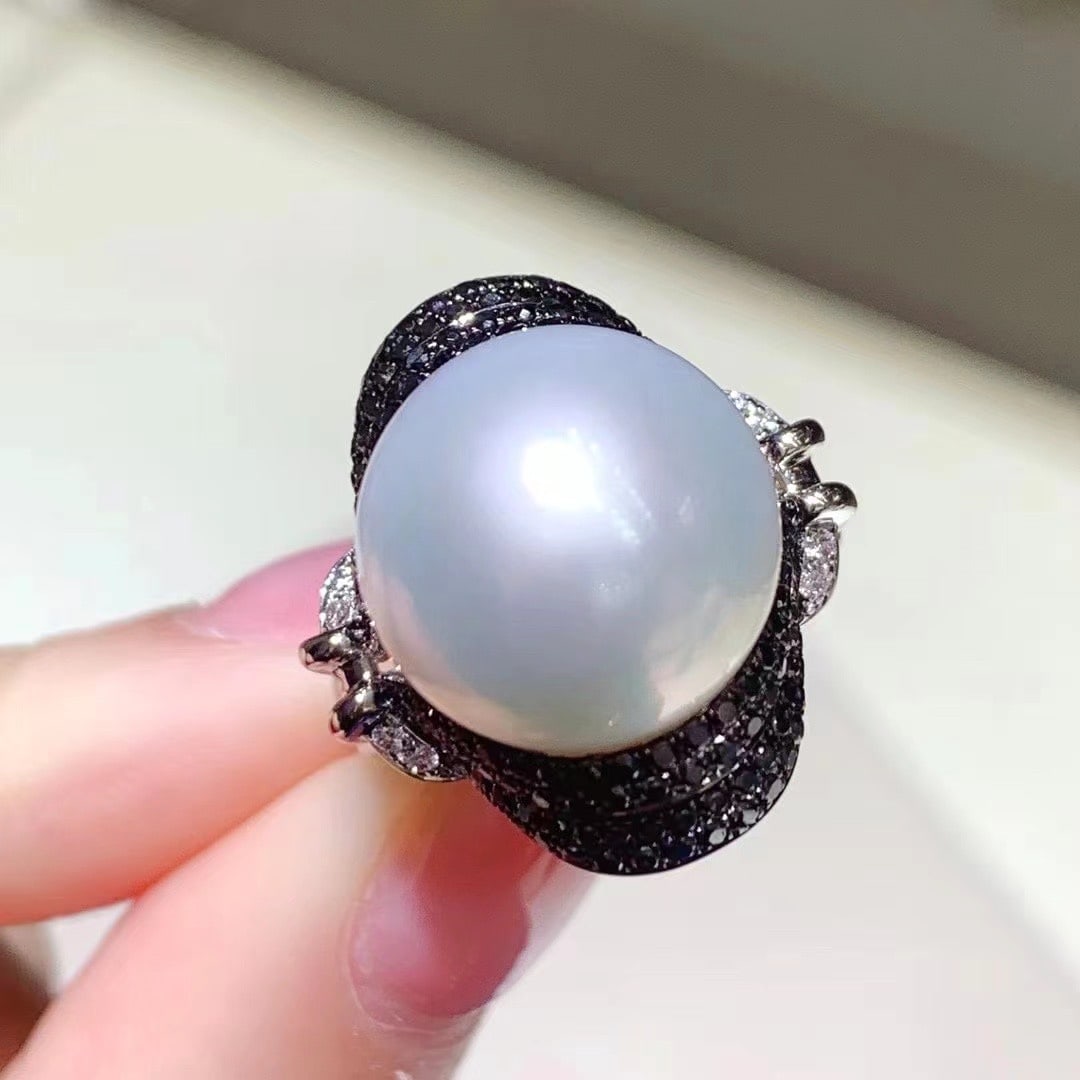 S925 Silver Natural Pearl Earrings: These earrings are crafted from S925 silver, featuring natural pearls with a rich golden and cool white hue. The pearl diameter is 9-10MM, perfectly round and nearly flawless, exuding an exquisite pin