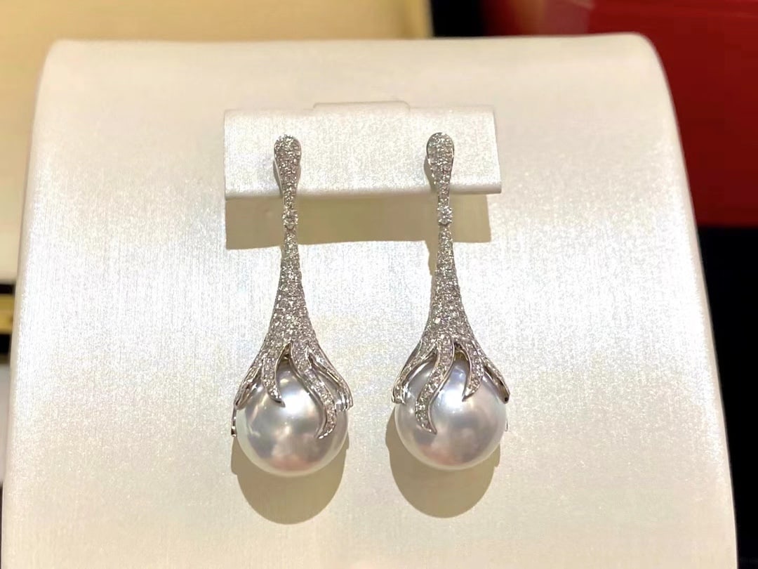 S925 Silver Natural Pearl Earrings: These earrings are crafted from S925 silver and set with natural pearls. The pearls have a large diameter, exhibiting a rich golden and cool white luster. They are perfectly round with minimal blemish