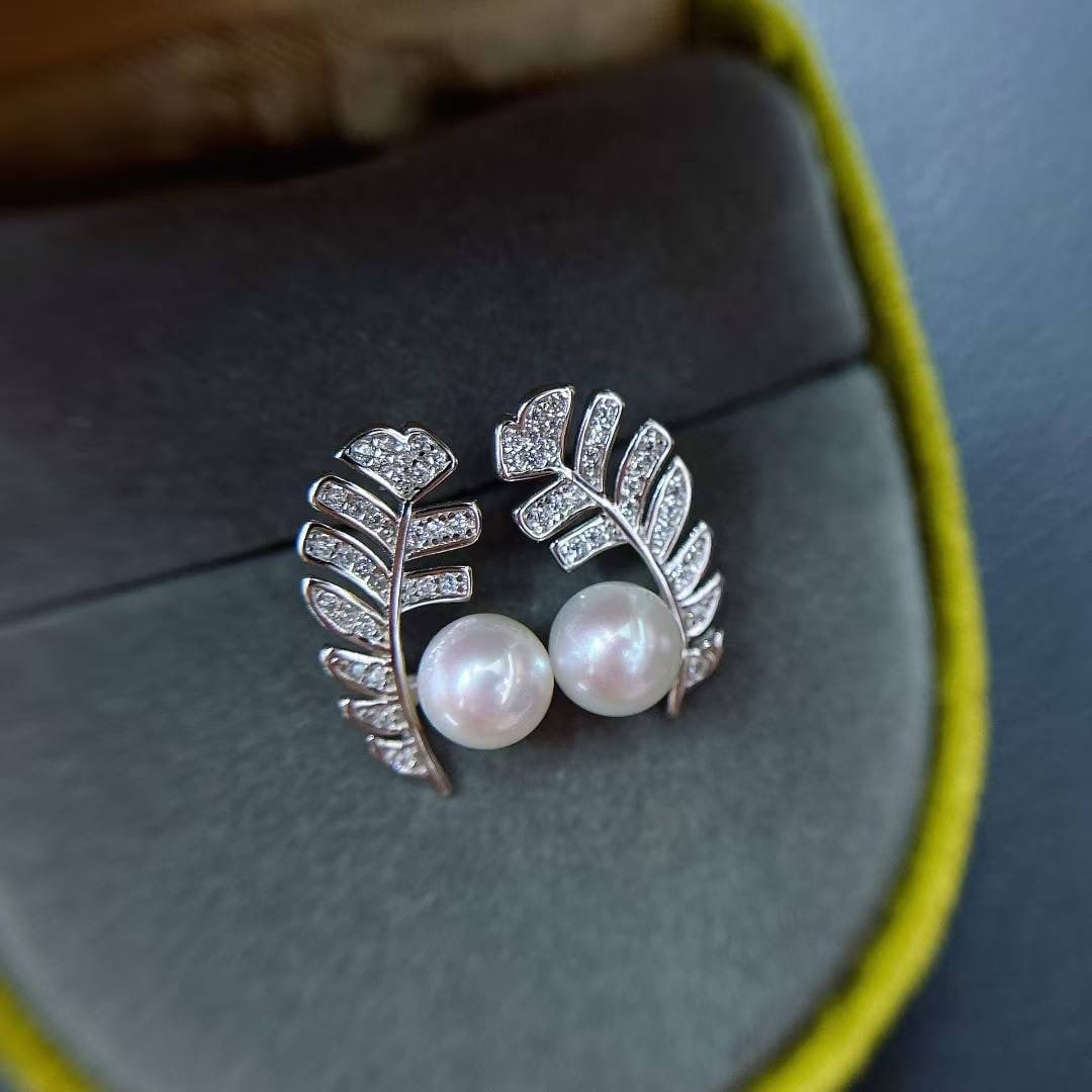 S925 Silver Natural Freshwater Pearl Earrings: These earrings are crafted from S925 silver, featuring natural freshwater pearls with a diameter of 6-7mm, showcasing an aurora-like brilliance that perfectly combines nature and craftsmanship.