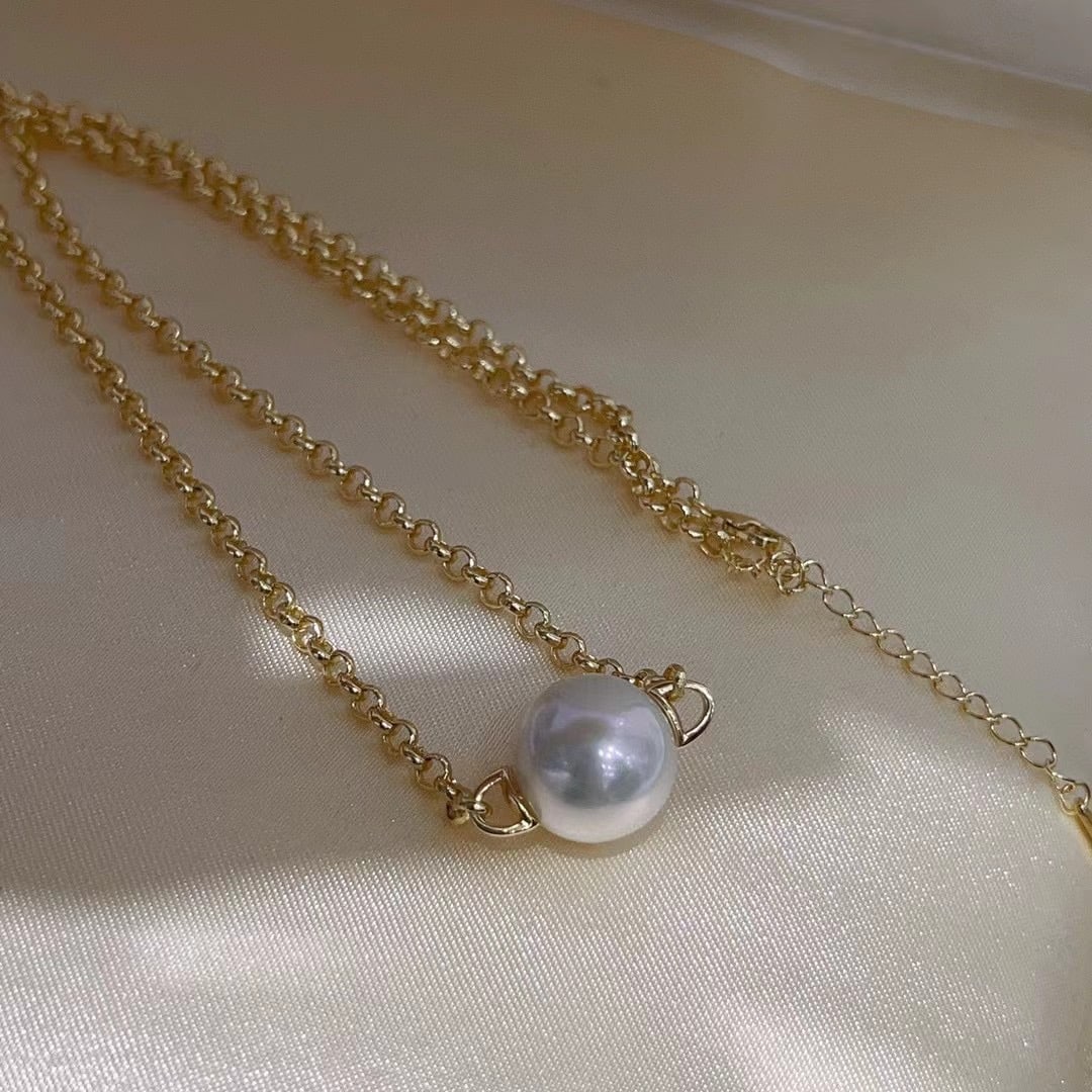 Sterling Silver Natural Pearl Necklace: This necklace features meticulously crafted sterling silver paired with 10mm natural pearls, showcasing a perfect blend of rich gold and cool white. The large diameter pearls exhibit a nearly flawless
