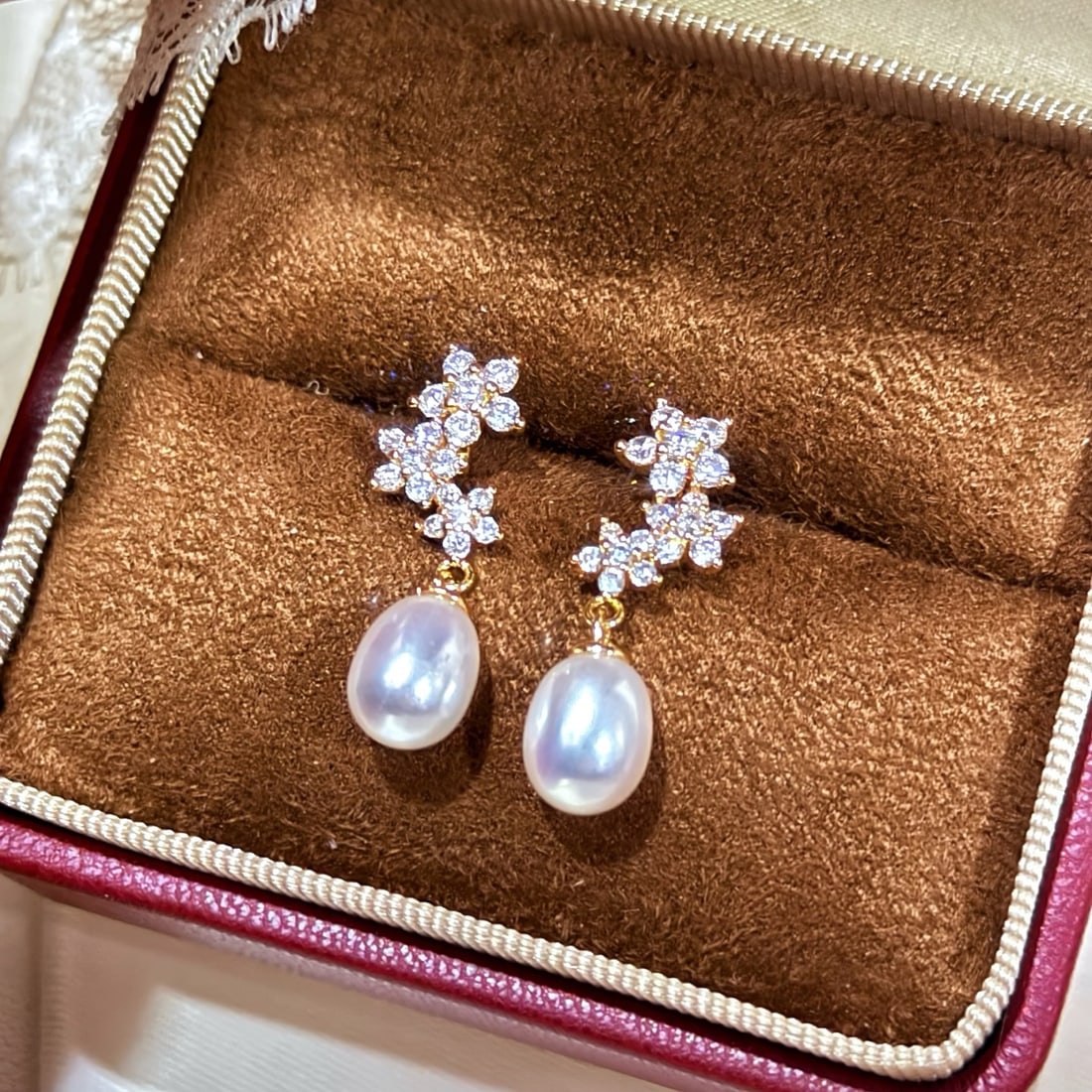 Natural Freshwater Pearl Earrings: These earrings feature a 14K gold-filled base paired with natural freshwater pearls, showcasing a perfect blend of rich gold and cool white. The large-diameter pearls, with their minimal blemishes