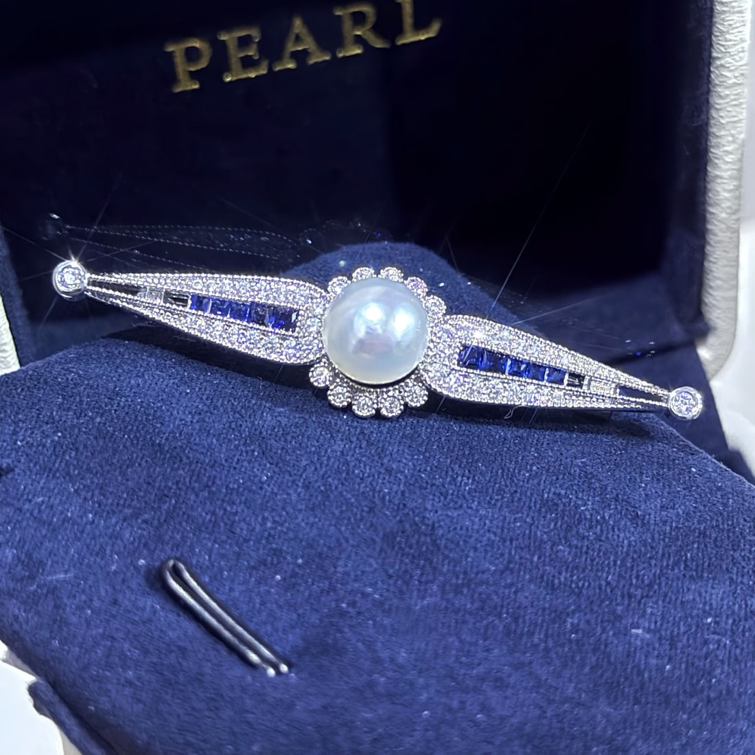 Natural Freshwater Pearl Brooch: This brooch features natural freshwater pearls, showcasing a unique luster of rich gold and cool white. The large diameter pearls with minimal blemishes and perfect roundness are exquisitely set, offe