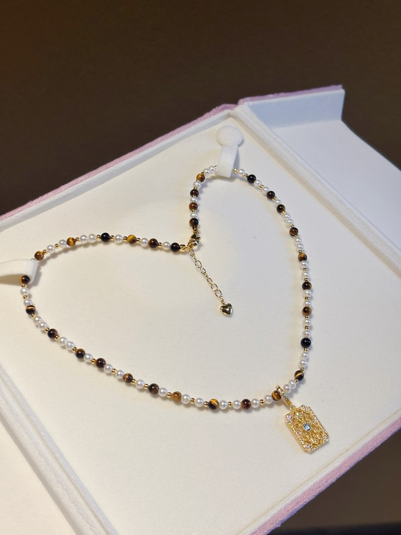 Tiger Eye Freshwater Pearl Necklace: This necklace features a perfect combination of natural tiger eye stones and 3~4mm freshwater pearls, showcasing the harmonious beauty of rich gold and cool white. The large diameter and nearly flawle