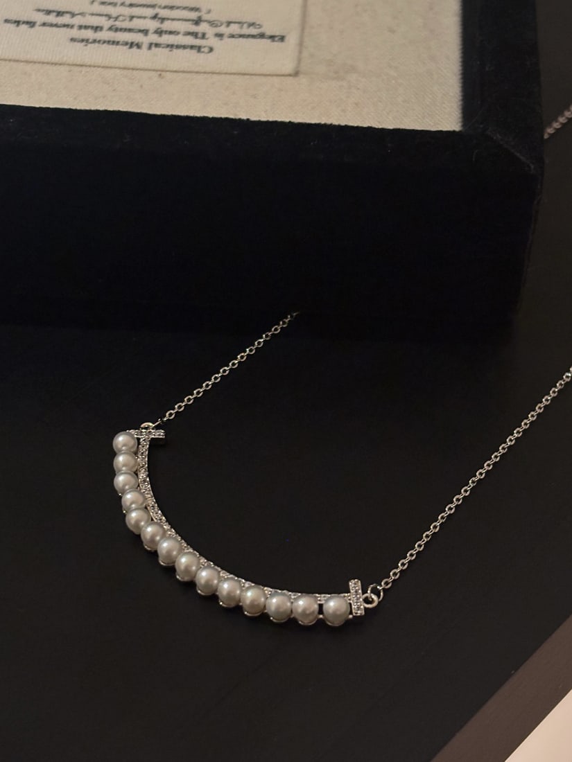 Natural Freshwater Pearl Necklace: This necklace features natural freshwater AK pearls with a diameter of 3-3.5mm, perfectly round. The pearls exhibit a delicate and bright luster, complemented by a minimalist smile design, exuding a