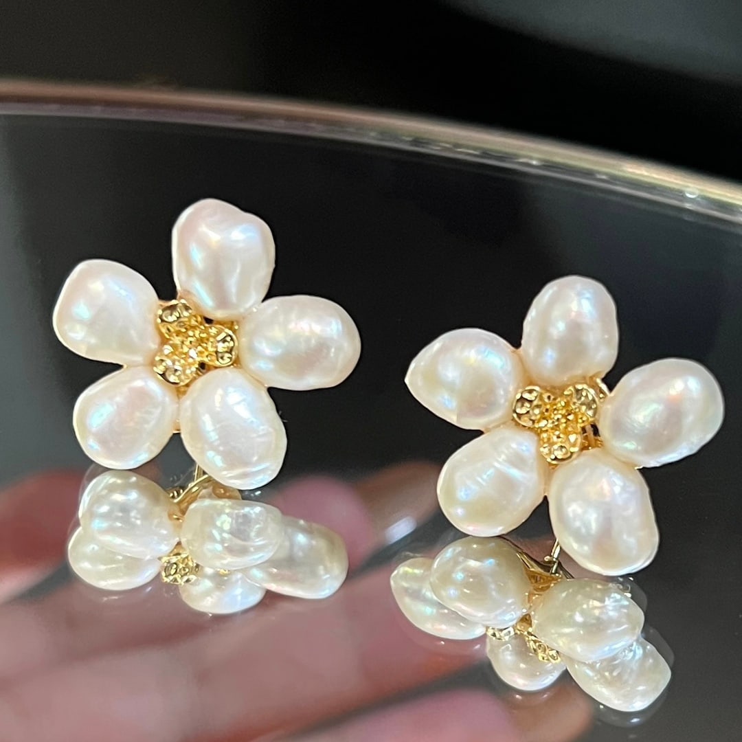 Baroque Petal Earrings: exuding a rich golden luster. Each earring is handcrafted by artisans, perfectly capturing the lightness and elegance of spring. Freight: 1.International Freight: Foreign shipping charges are determin