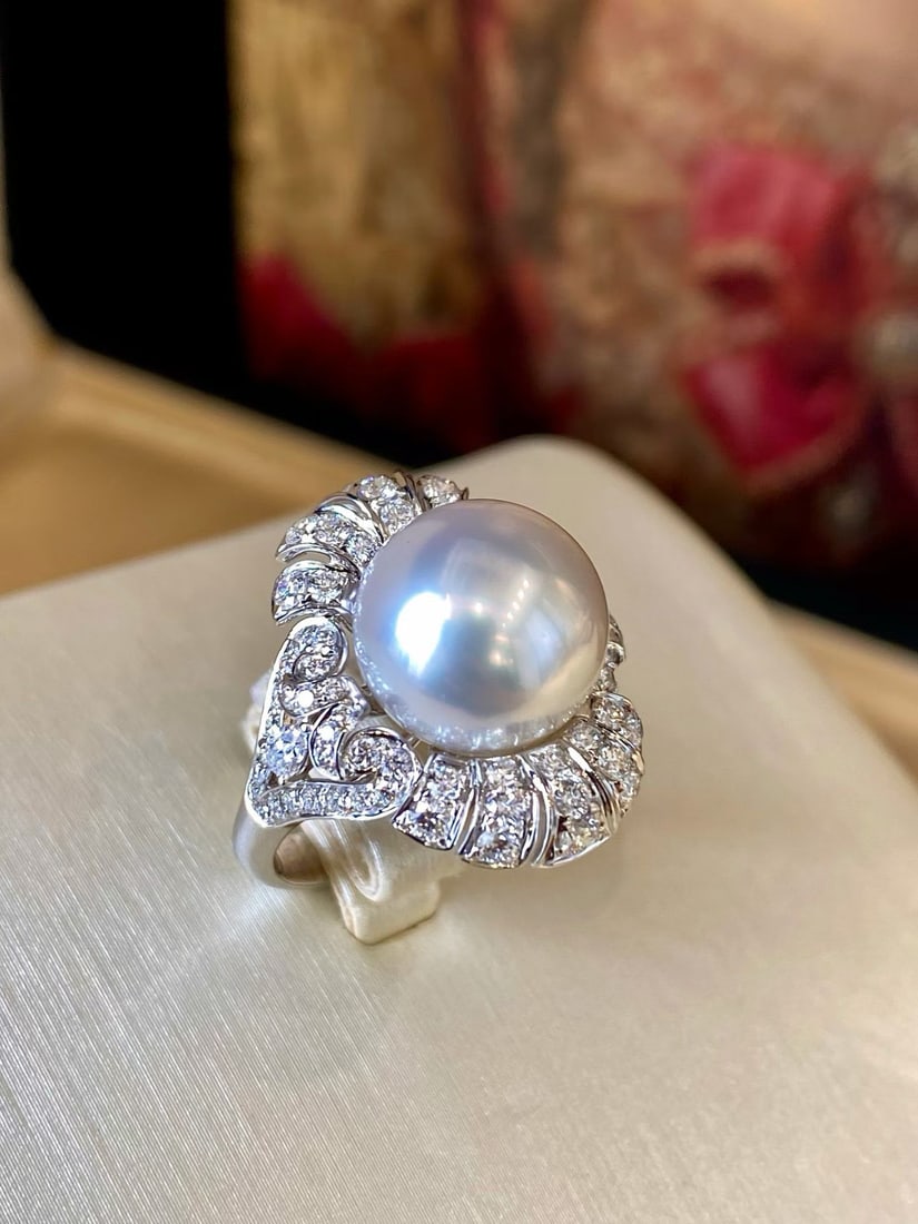 Edison Pearl Ring: This ring is inspired by royal style, exuding a classic and elegant aura. Featuring 11-12mm natural Edison pearls with minimal blemishes and a mirror-like luster, it showcases rich gold and cool white