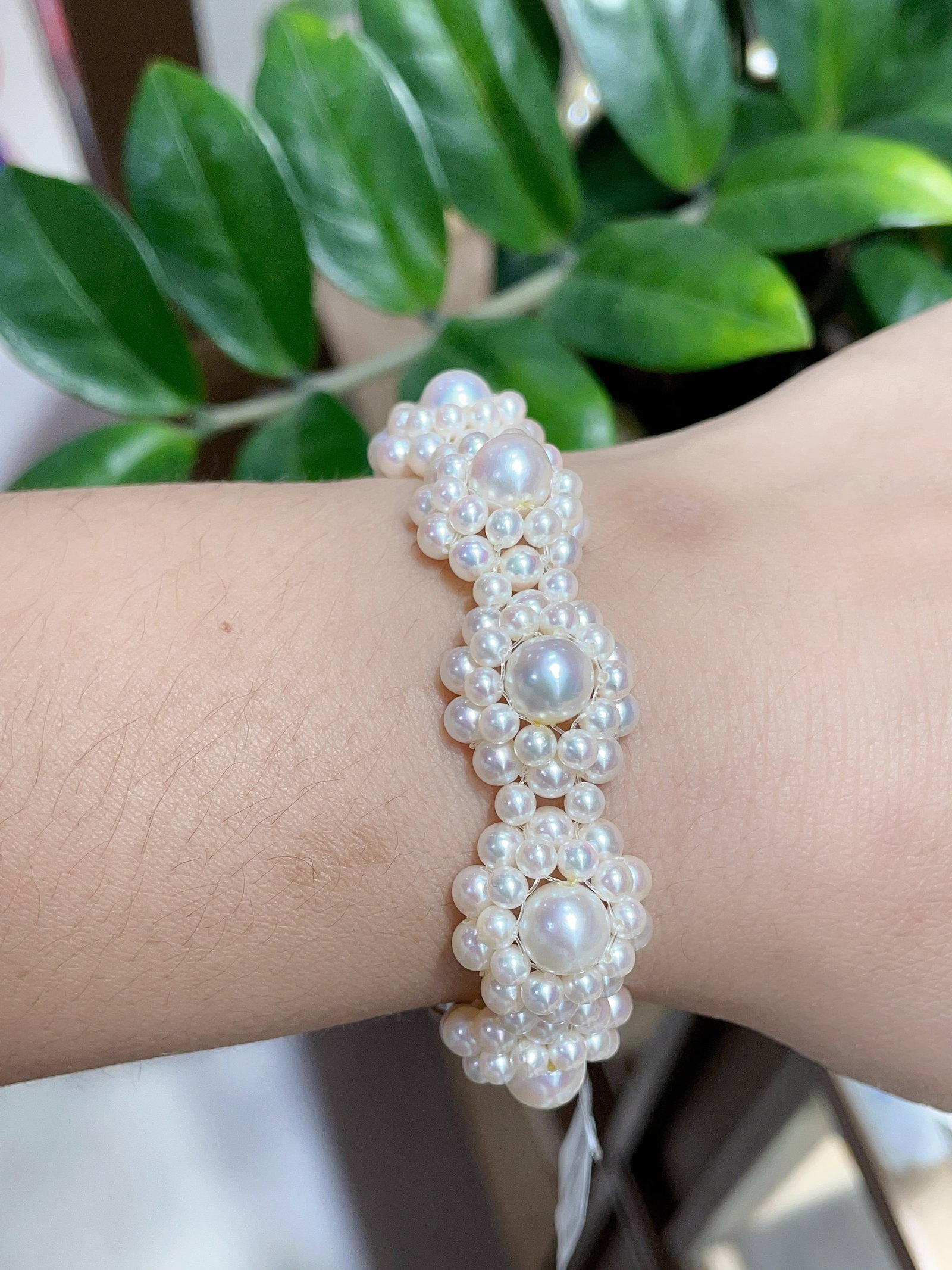 Natural Freshwater Pearl Bracelet: This natural freshwater pearl bracelet stands out with its rich golden hue and cool white luster. The pearls are large in diameter, with minimal blemishes, showcasing a stunningly perfect round shape.
