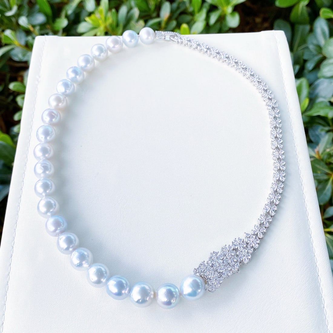 925 Silver Aurora Silver Blue Pearl Necklace: This necklace features 10-12mm aurora silver blue pearls with an icy, translucent luster and minimal blemishes, offering a luxurious texture. The exquisite 925 silver clasp with diamond accents makes 