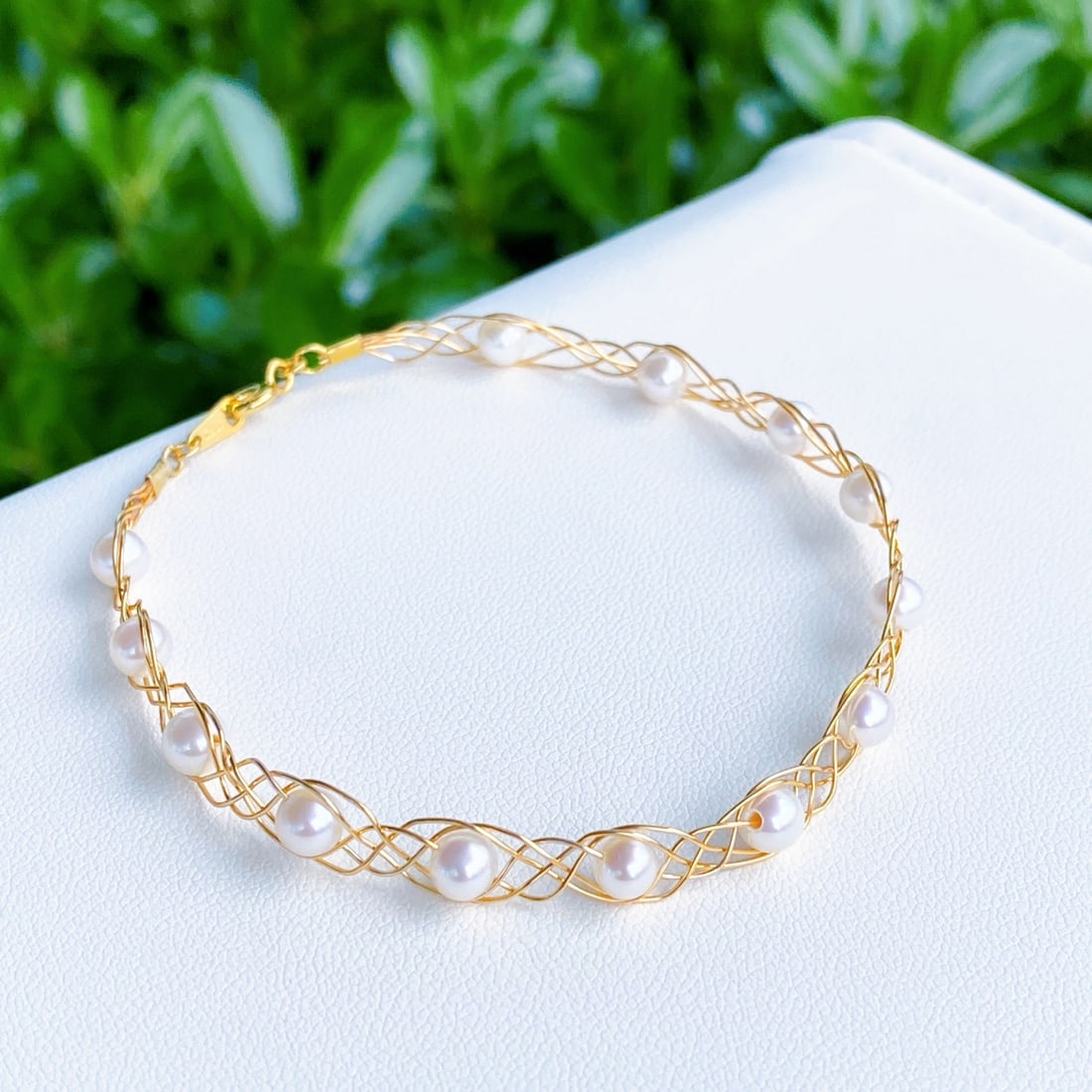 Natural round bead bracelet: This bracelet features a French lace design with tungsten steel weaving, showcasing a fresh and minimalist style. The 4-5MM Aurora beads are crystal clear, with minimal blemishes and perfect roundness