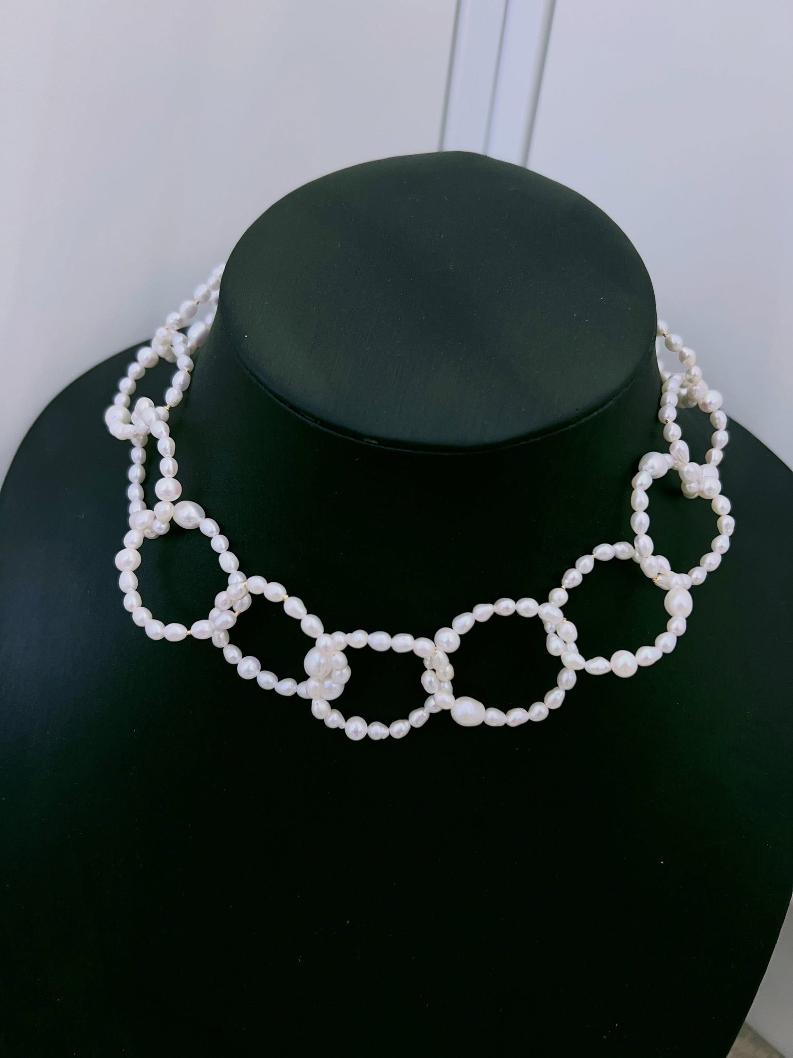 White Pearl Necklace: This white pearl necklace features an exclusive design with naturally cool white pearls. The perfect round shape and large diameter exhibit a nearly flawless quality, offering an elegant and captivati