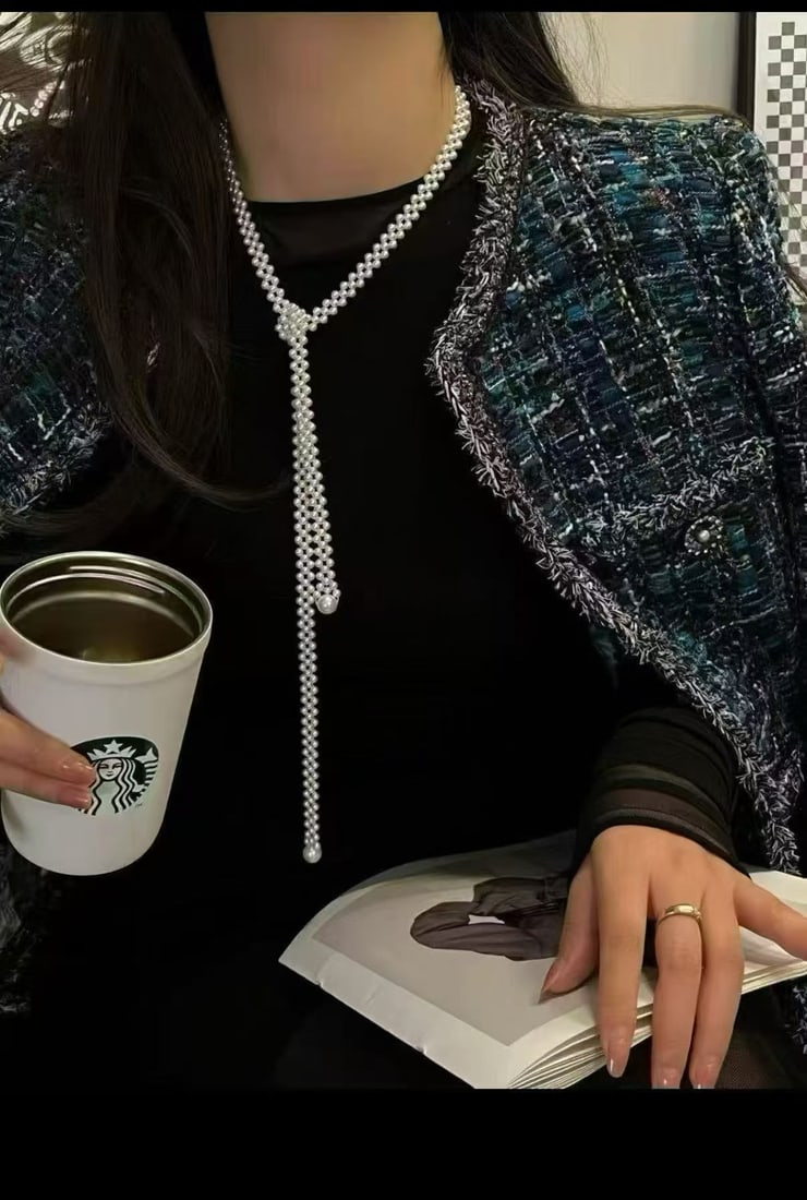 Natural Pearl Sweater Necklace: This sweater necklace combines natural pearls with exquisite hand weaving, exuding an elegant French charm. The gentle luster of the pearls subtly shines at the neckline, perfect for both everyday wea